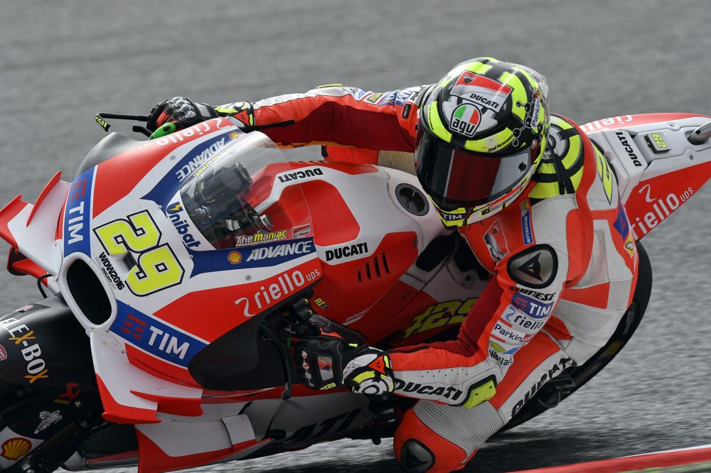 Andrea Iannone tira a Jorge Lorenzo durante el GP de Catalunya