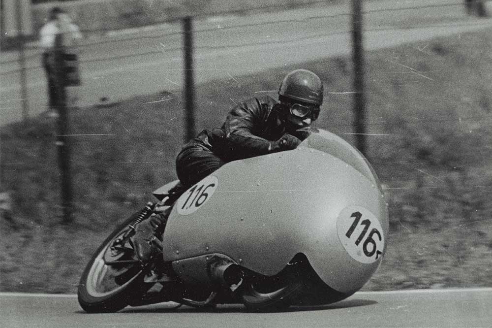 Moto Guzzi dominaba en 350 con Bill Lomas, y trabajaba en una fascinante 500 V-8 cuando llegó la retirada.