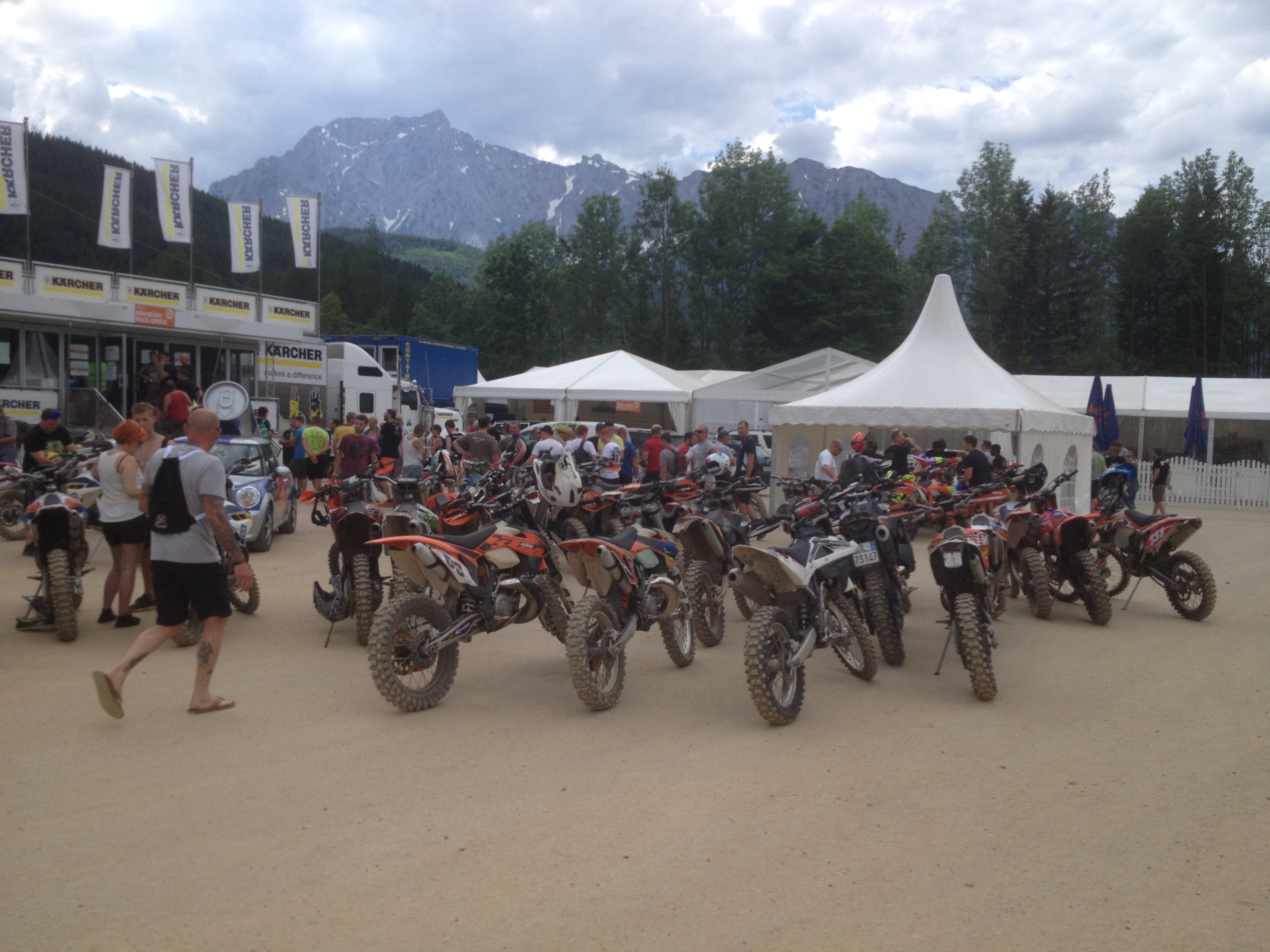 Primeros participantes en llegar a la Erzbergrodeo 2015