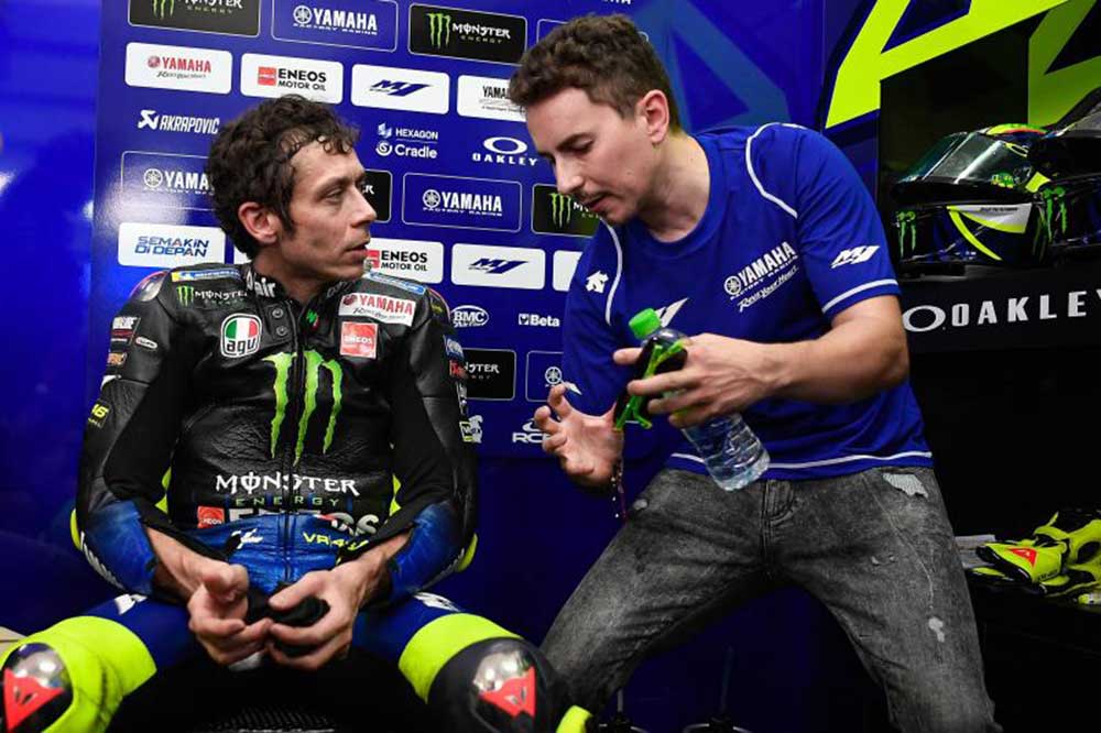 Jorge Lorenzo aconseja a Valentino Rossi durante los Test de Malasia 2020