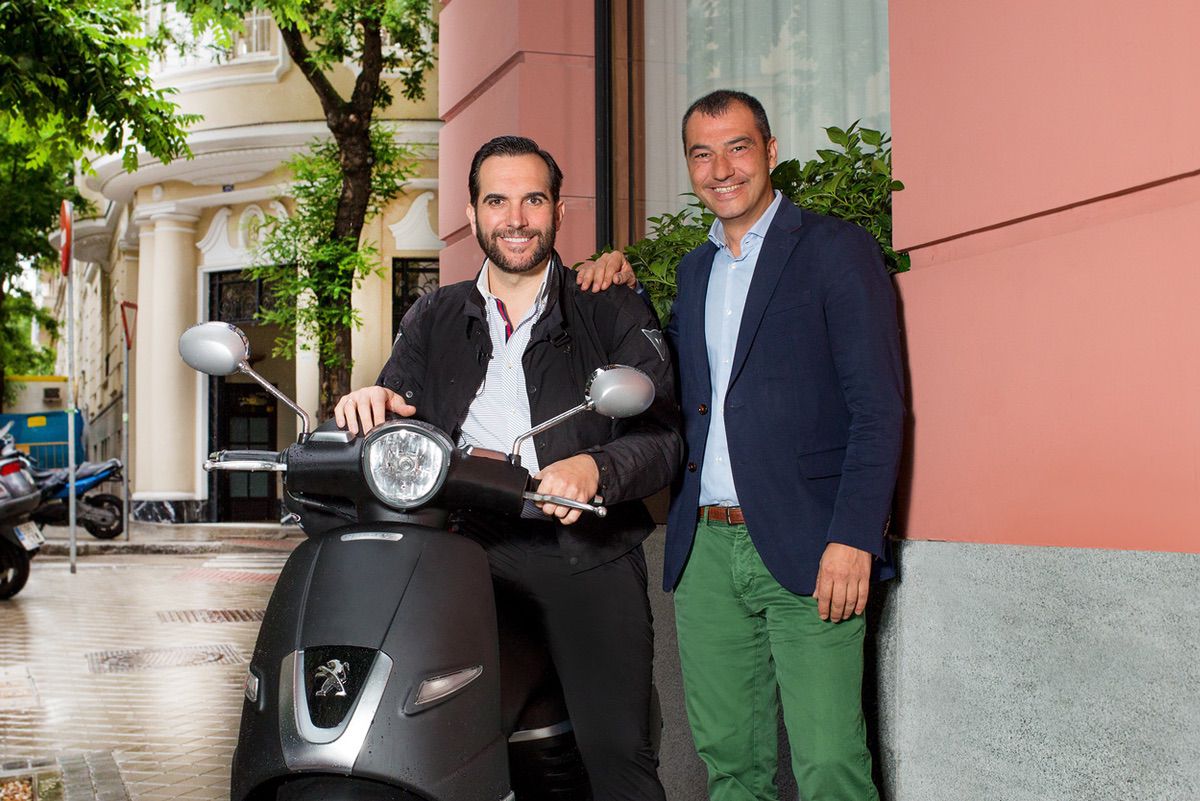 El cocinero Mario Sandoval, por la movilidad de la moto