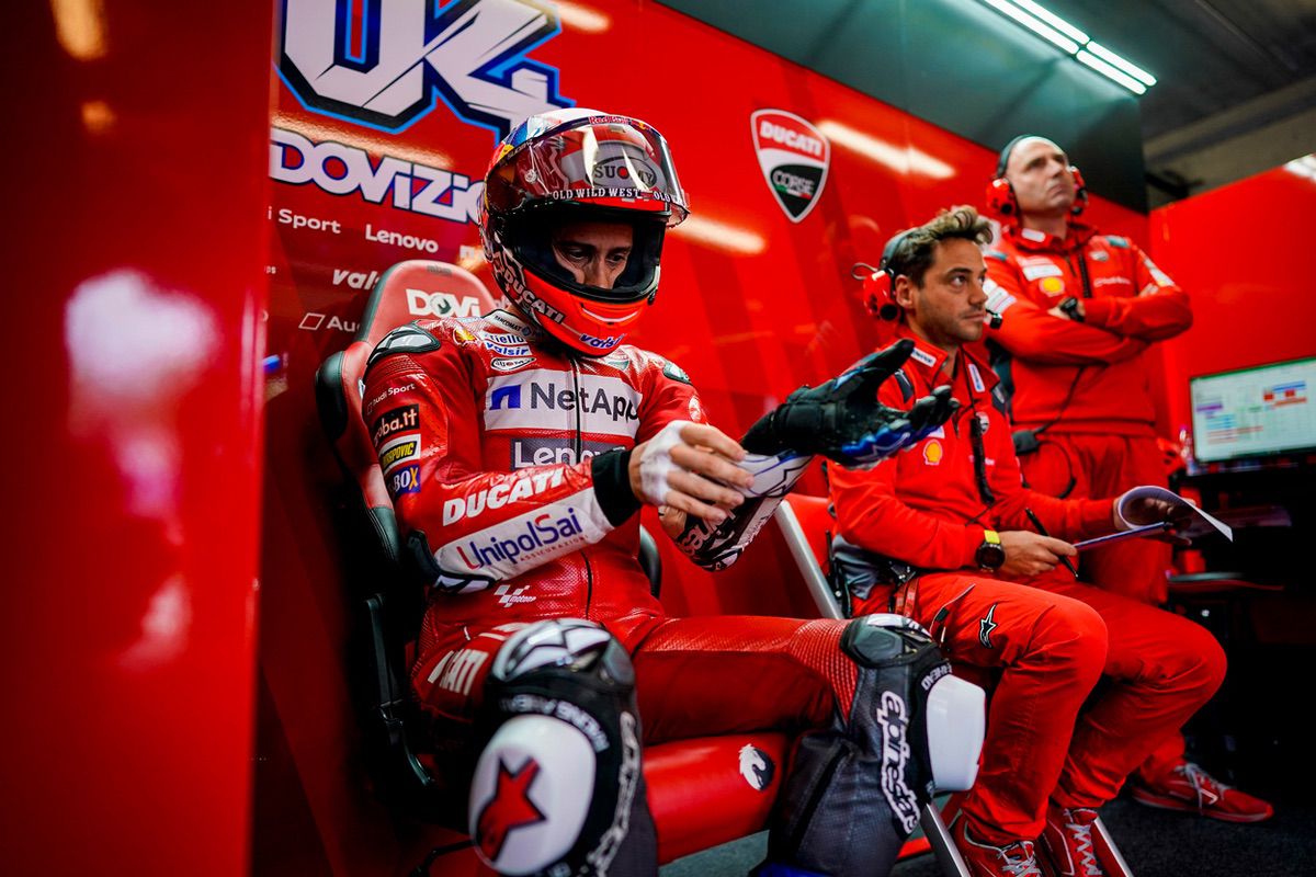 Andrea Dovizioso sufrió una caída sin consecuencias durante los entrenamientos del viernes del GP de Austria