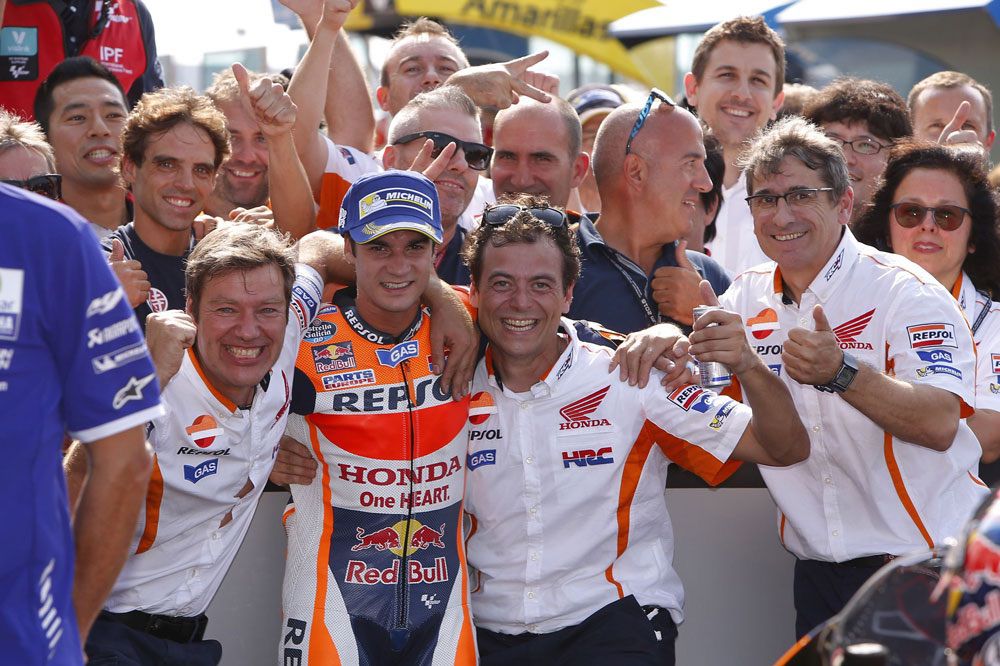 Pedrosa y su equipo técnico tras la victoria en San Marino