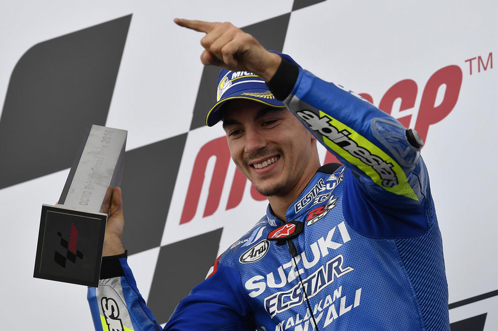 Maverick Viñales en el podio de Silverstone con Suzuki