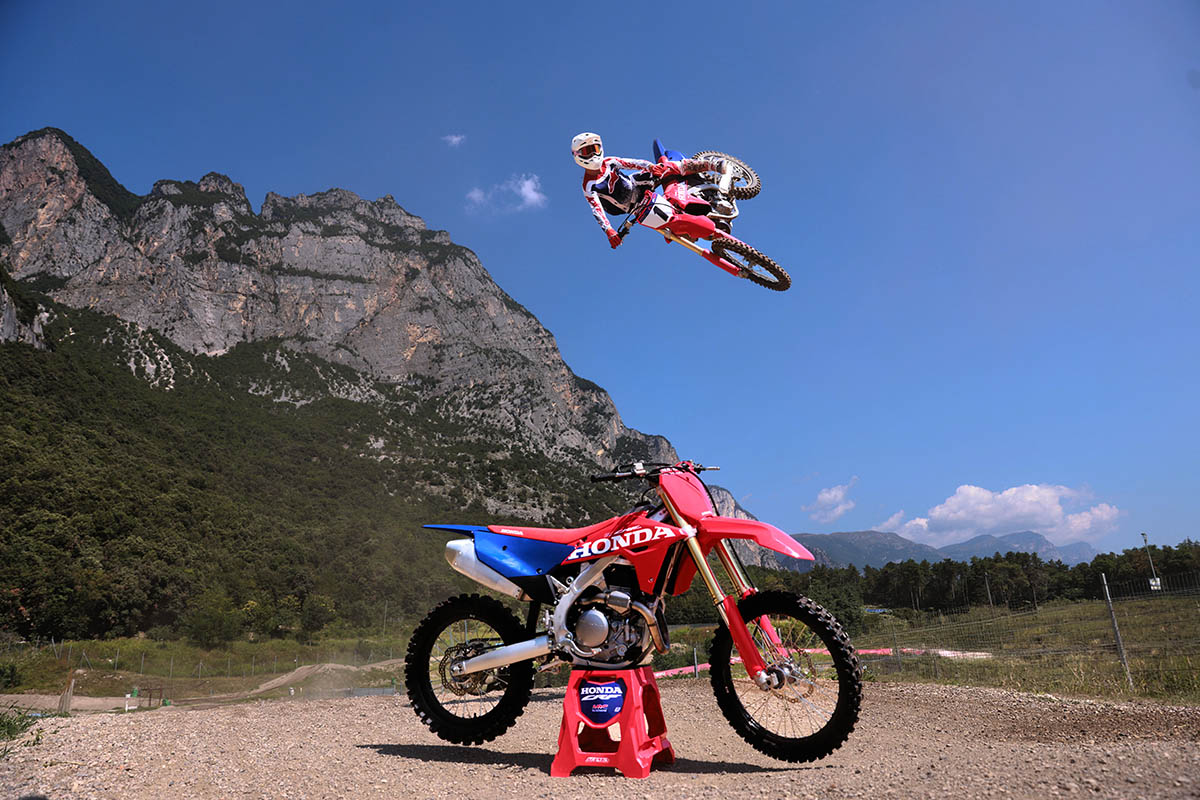 ¡Una 450 fácil! Probamos la Honda CRF450R 2027: más potencia, menos peso