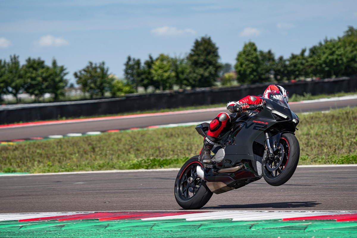 Ducati Panigale V2 Black on Black: ¡todo al negro!