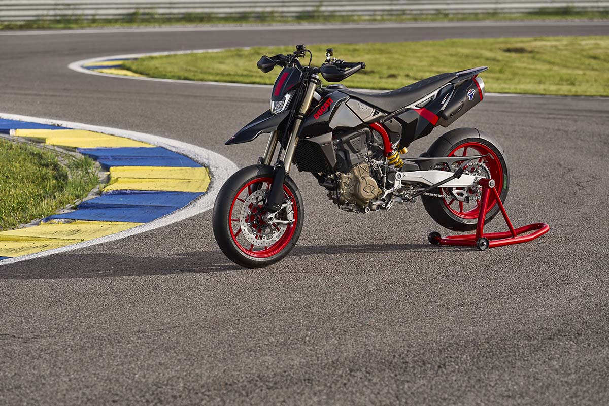 Ducati viste de negro su supermotard más salvaje: Hypermotard 698 Mono Nera