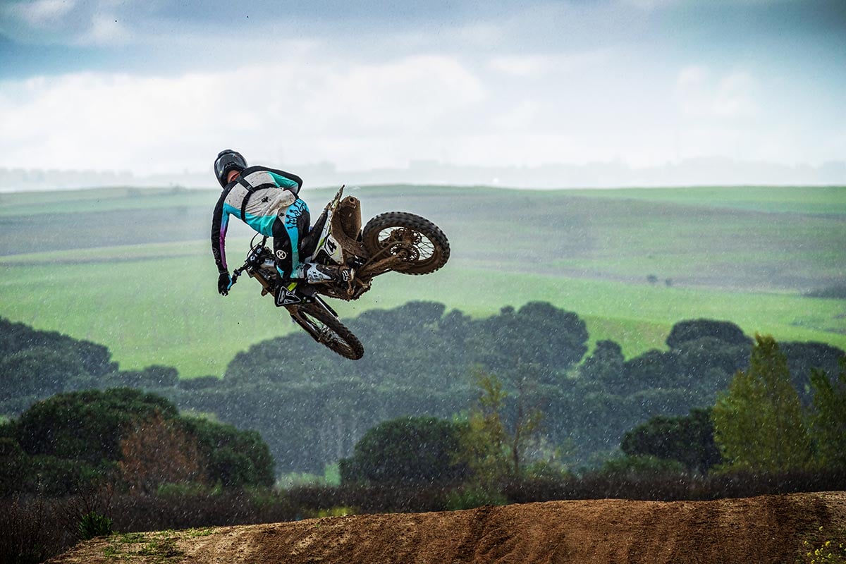 Prueba Triumph TF 450 RC 2025: barro, potencia y pedigree Carmichael