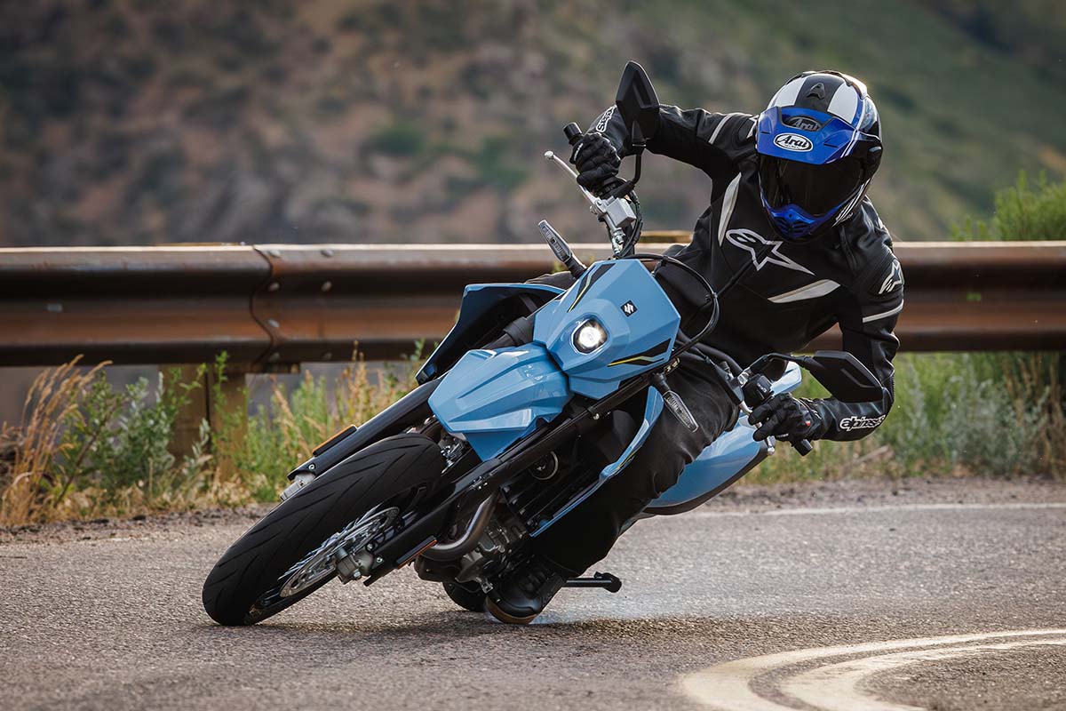 Vuelven las Suzuki 400 en 2025: DR-Z4S trail y DR-Z4SM supermotard