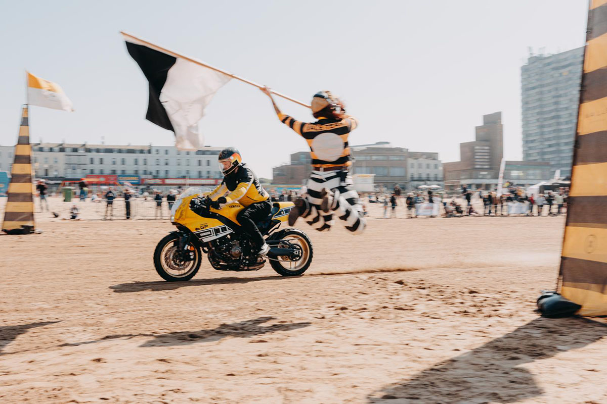 La última moto que esperabas ver en una carrera de playa: Yamaha XSR900 GP