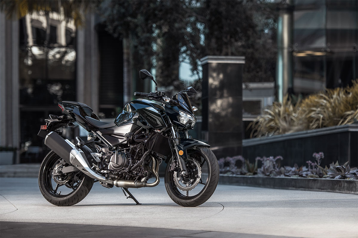 Kawasaki Z400 2027: la naked del A2 vuelve al negro