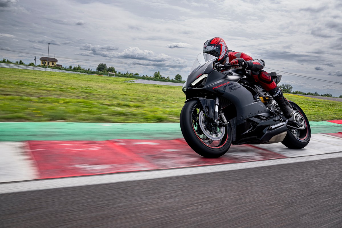 Ducati Panigale V2 Black on Black: ¡todo al negro!