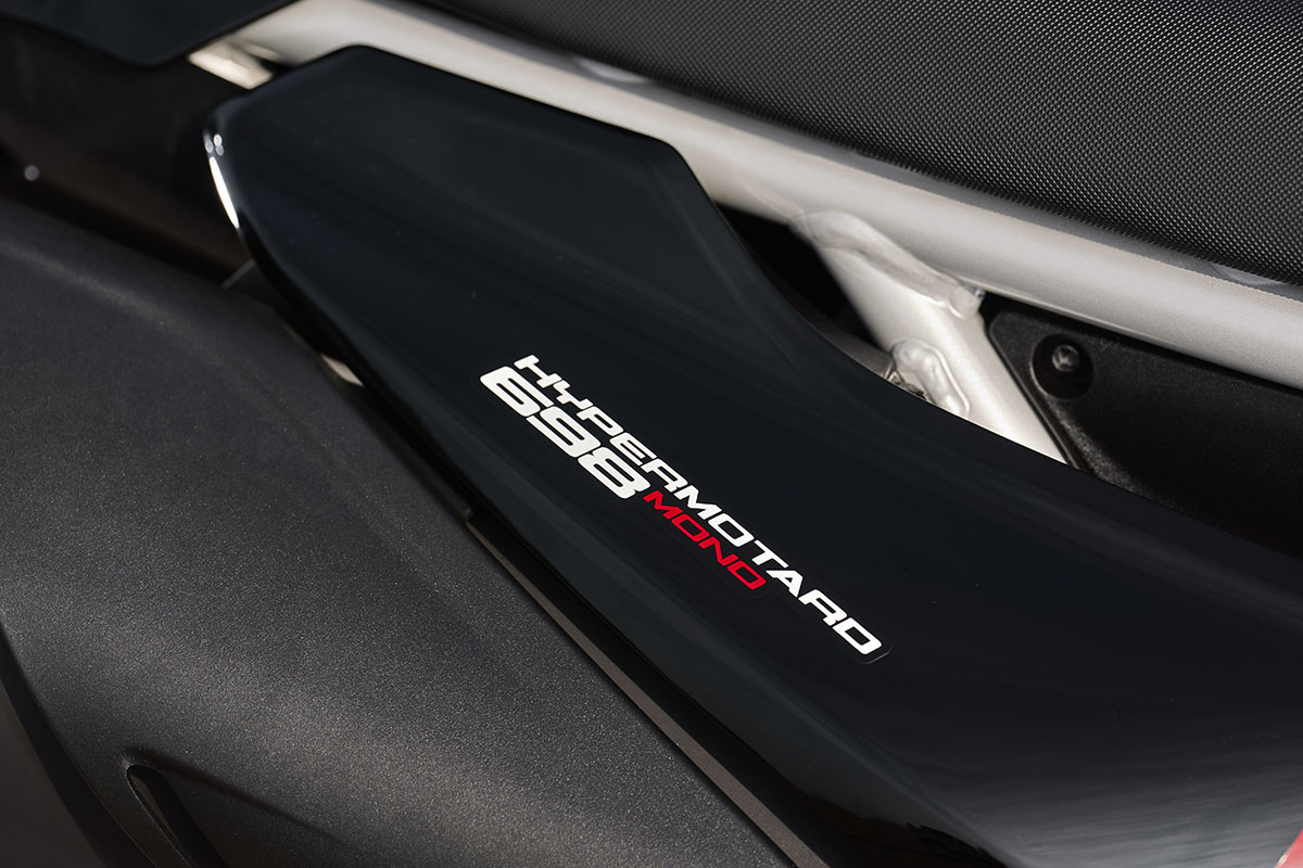 Ducati viste de negro su supermotard más salvaje: Hypermotard 698 Mono Nera Ducati viste de negro su supermotard más salvaje: Hypermotard 698 Mono Nera