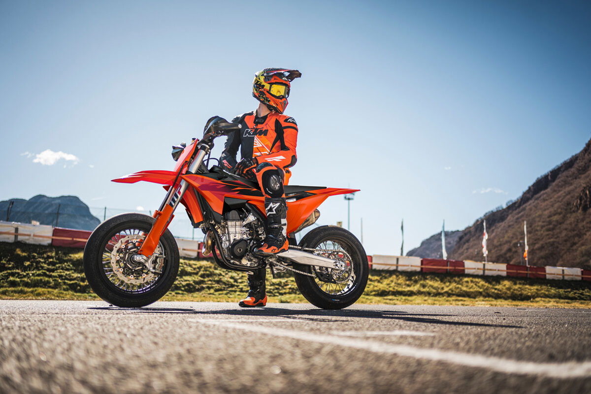 KTM 450 SMR 2027, cuando derrapar es la forma más rápida de llegar a la meta KTM 450 SMR 2027, cuando derrapar es la forma más rápida de llegar a la meta