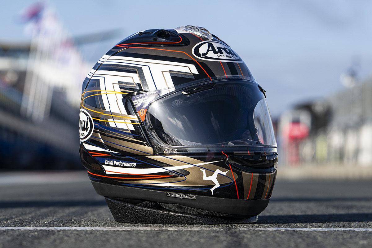El Arai RX-7V EVO IOM TT 2026 rinde homenaje a la carrera más legendaria