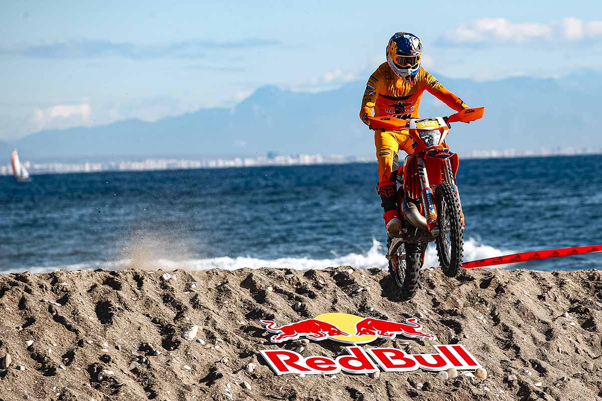 Manuel Lettenbichler amplía su dominio con una nueva victoria en el Sea to Sky