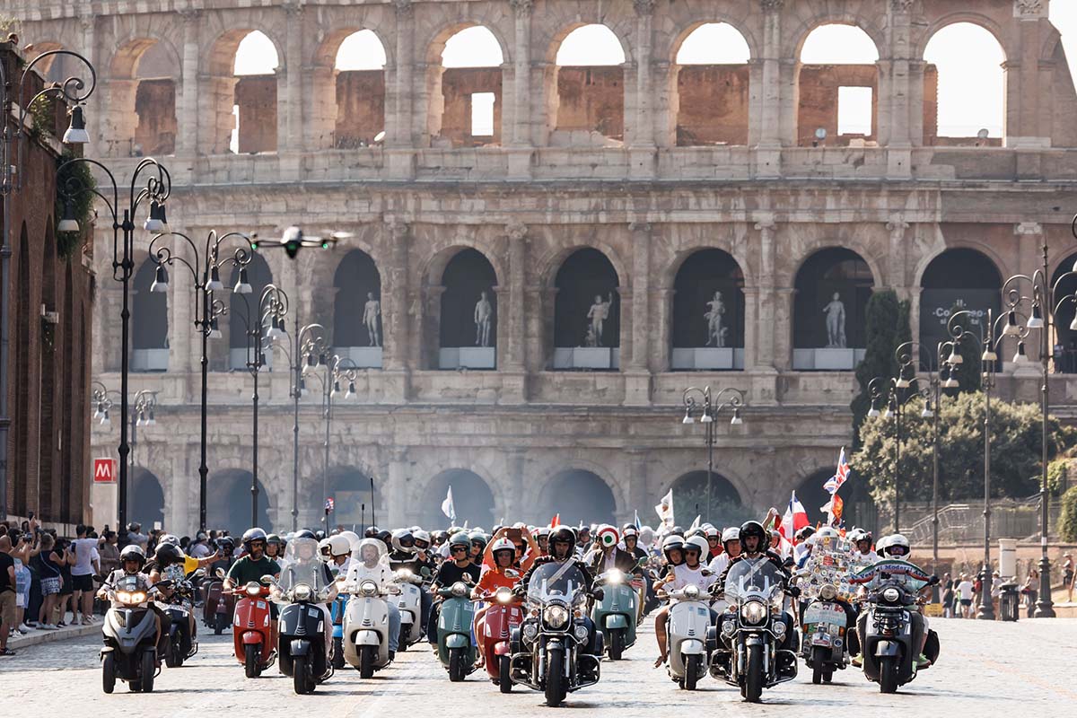 25.000 Vespa convierten Roma en el escenario del 80º aniversario del mito italiano 25.000 Vespa convierten Roma en el escenario del 80º aniversario del mito italiano
