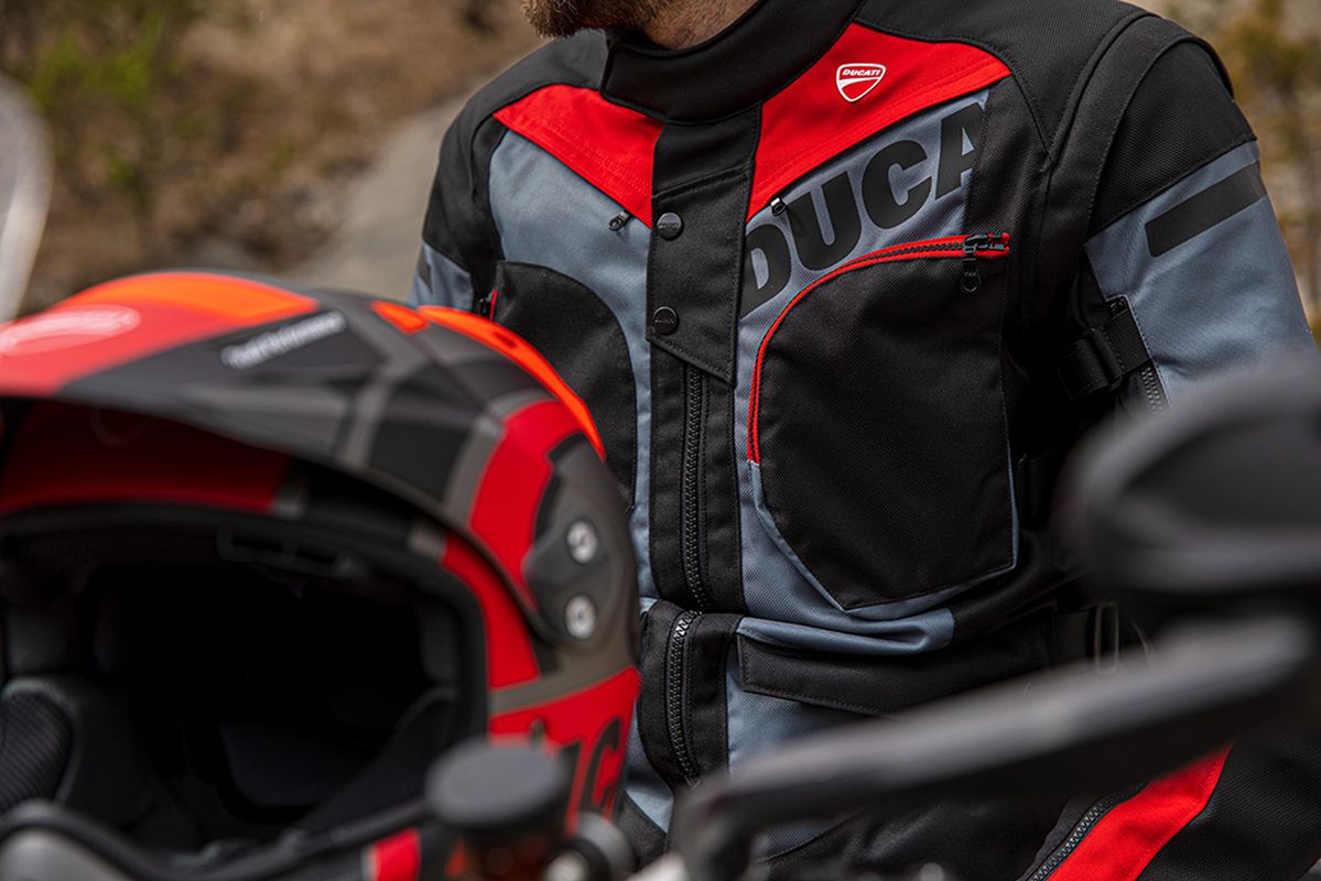 Ya está disponible la colección 2023 de prendas Ducati