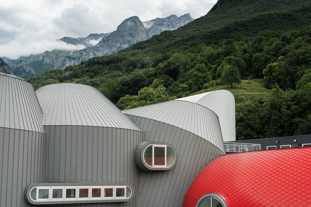 Moto Guzzi inaugura una nueva era con su fábrica y museo de Mandello