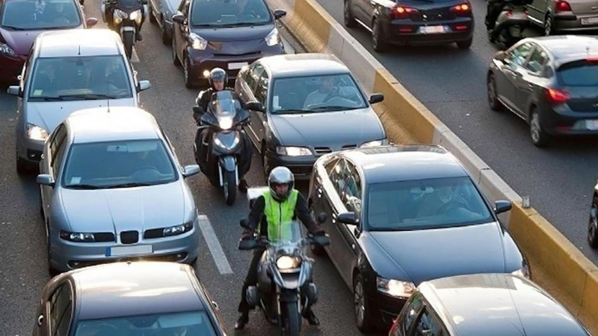 Italia estudia permitir que las motos utilicen el arcén en los atascos