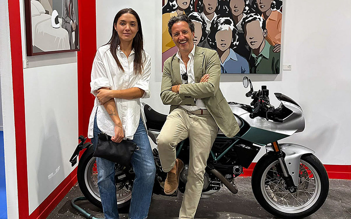 Ducati lleva su centenario a Estampa con seis obras de Adriana Oliver
