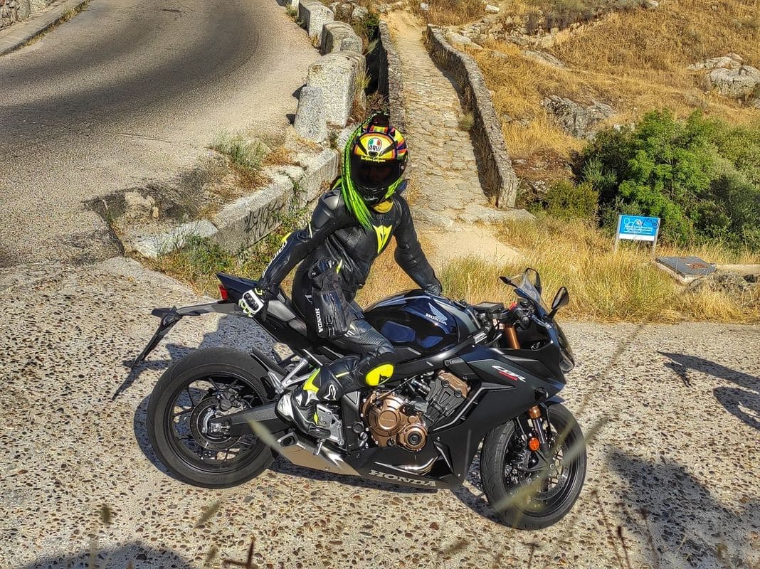 Mujeres en moto: pasión y fuerza