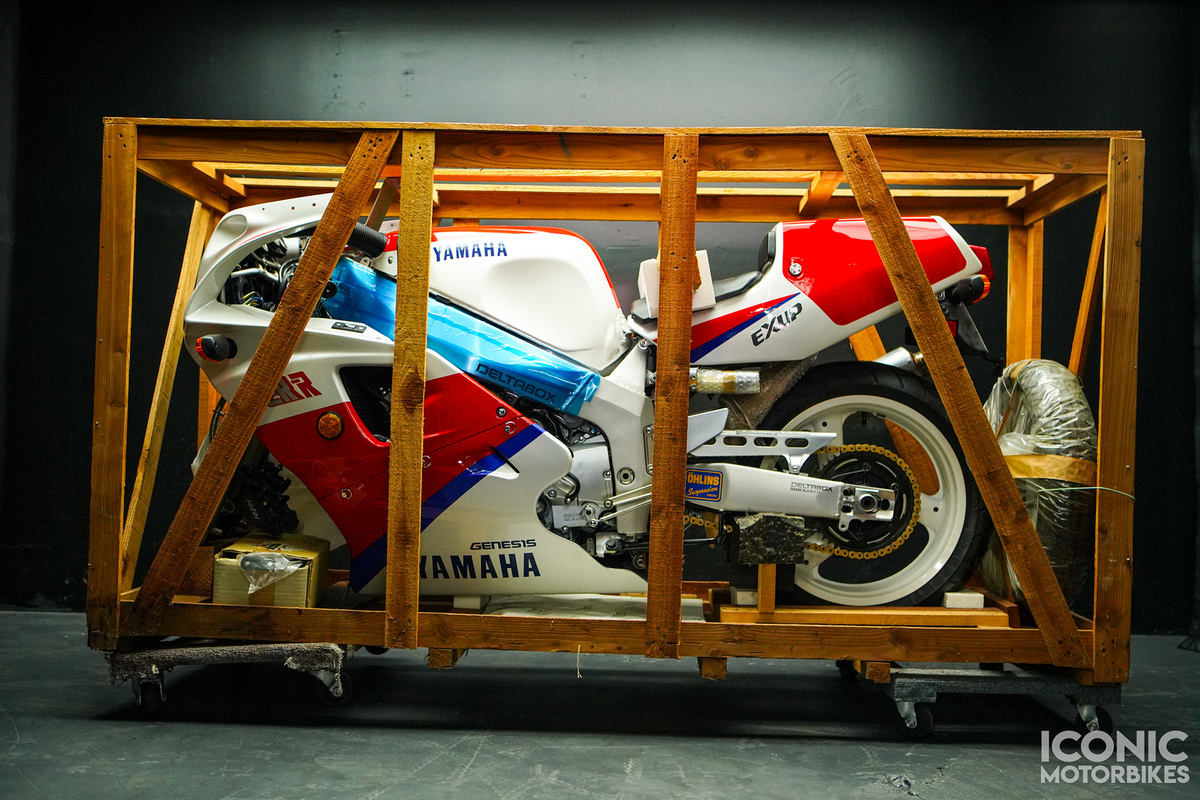 Moto de ensueÃ±o: Yamaha FZR750R OW-01 de 1990 Â¡en la caja!