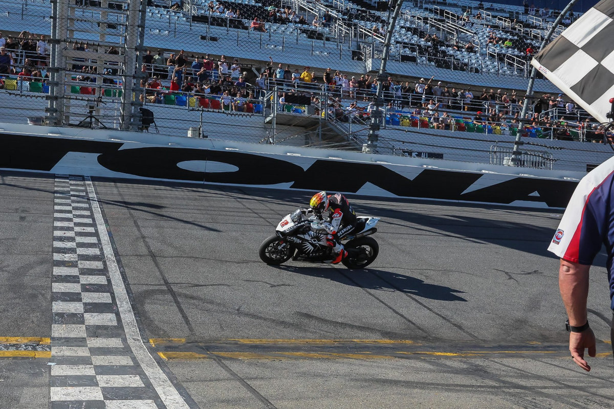 200 Millas de Daytona 2026: victoria de Herrin ¡la piloto Kayla Yaakov tercera!