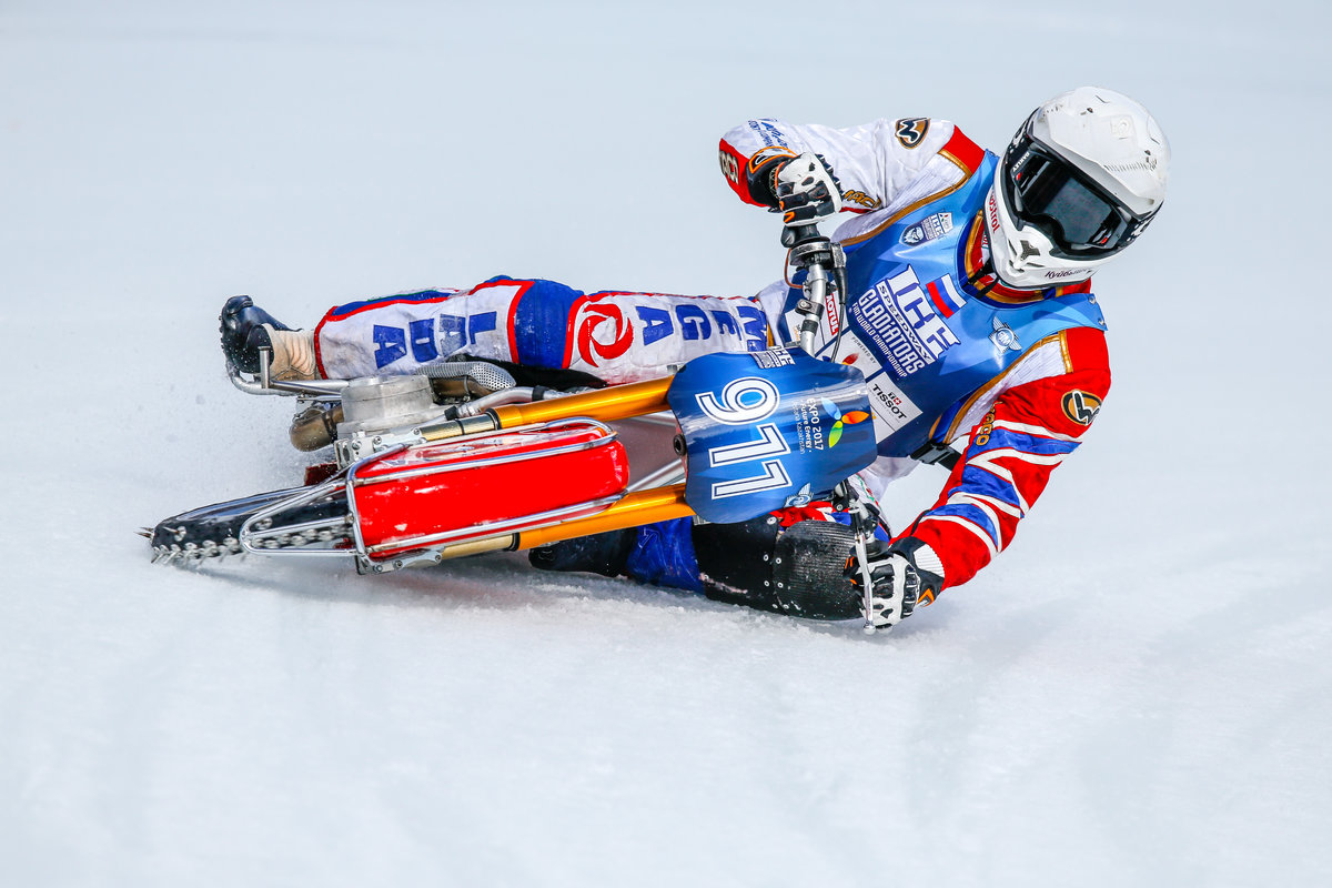 Ice Speedway Gladiators: hielo, clavos y ¡90 grados de inclinación!