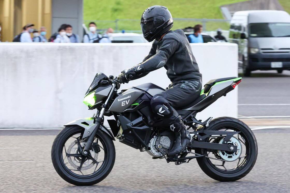 Kawasaki muestra un prototipo eléctrico y otro híbrido