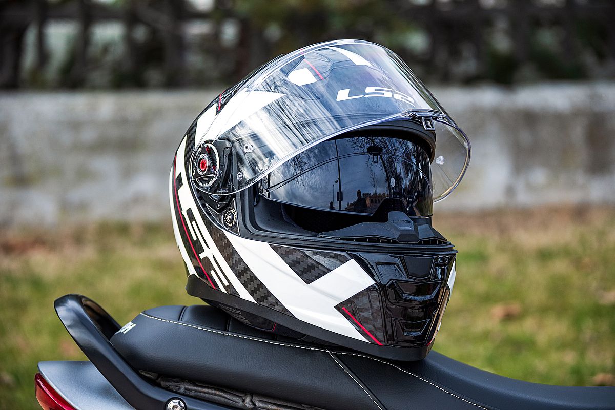 Prueba casco LS2 Vector II Carbon: ¡peso pluma!