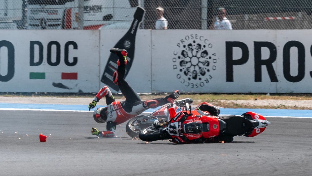 Mundial de SBK Misano: Toprak destroza a Bulega en su casa