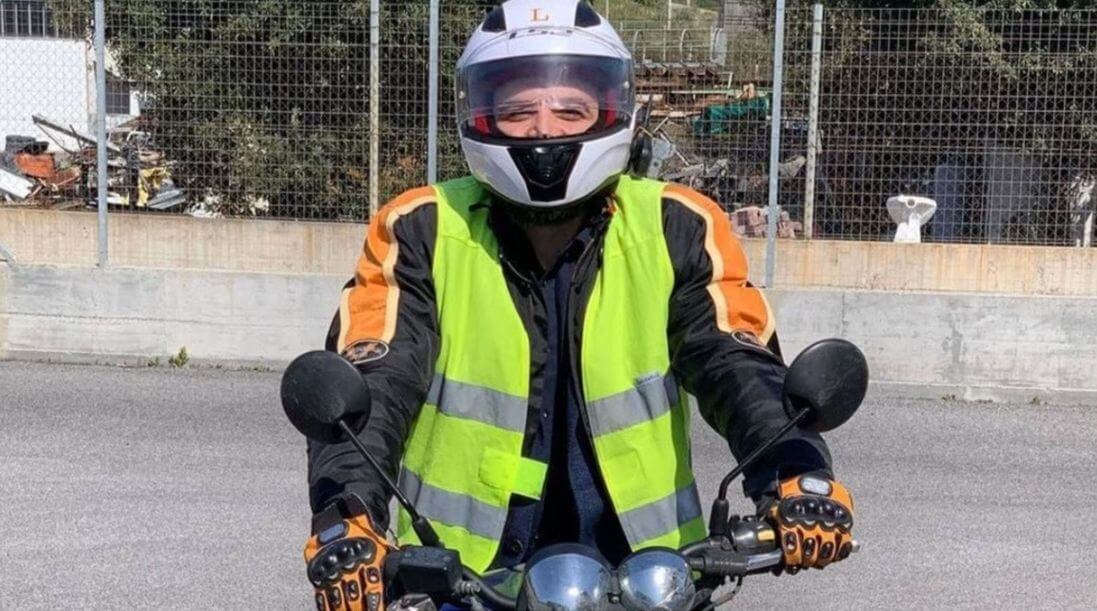 El periodista Roberto Saviano vuelve a ir en moto