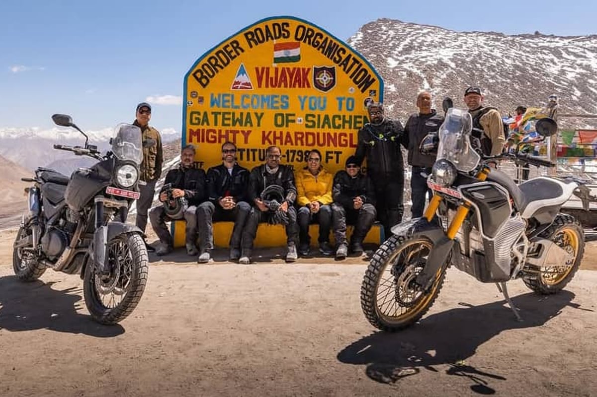 Nuevas Royal Enfield Himalayan: trail bicilíndrica de más de 50 CV y eléctrica