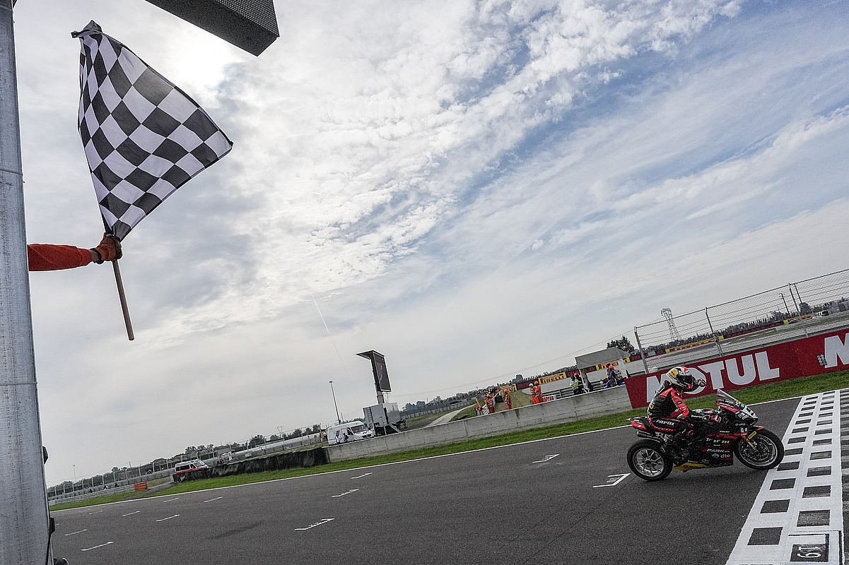 Mundial SBK Cremona: ¡Triplete de Danilo Petrucci!