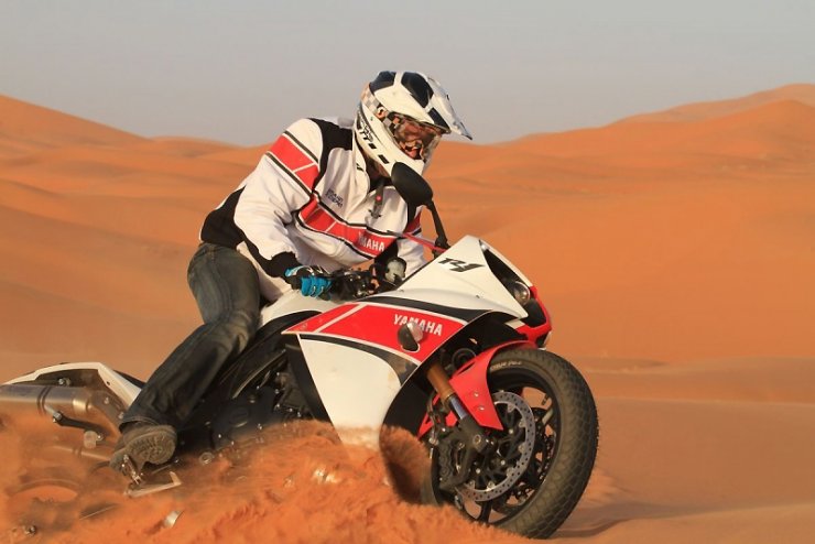 Stephane Peterhansel sobre una Yamaha R1 en el desierto