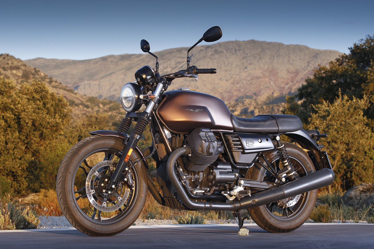 Moto Guzzi V7 Stone III Night Pack: El sentido de la vida