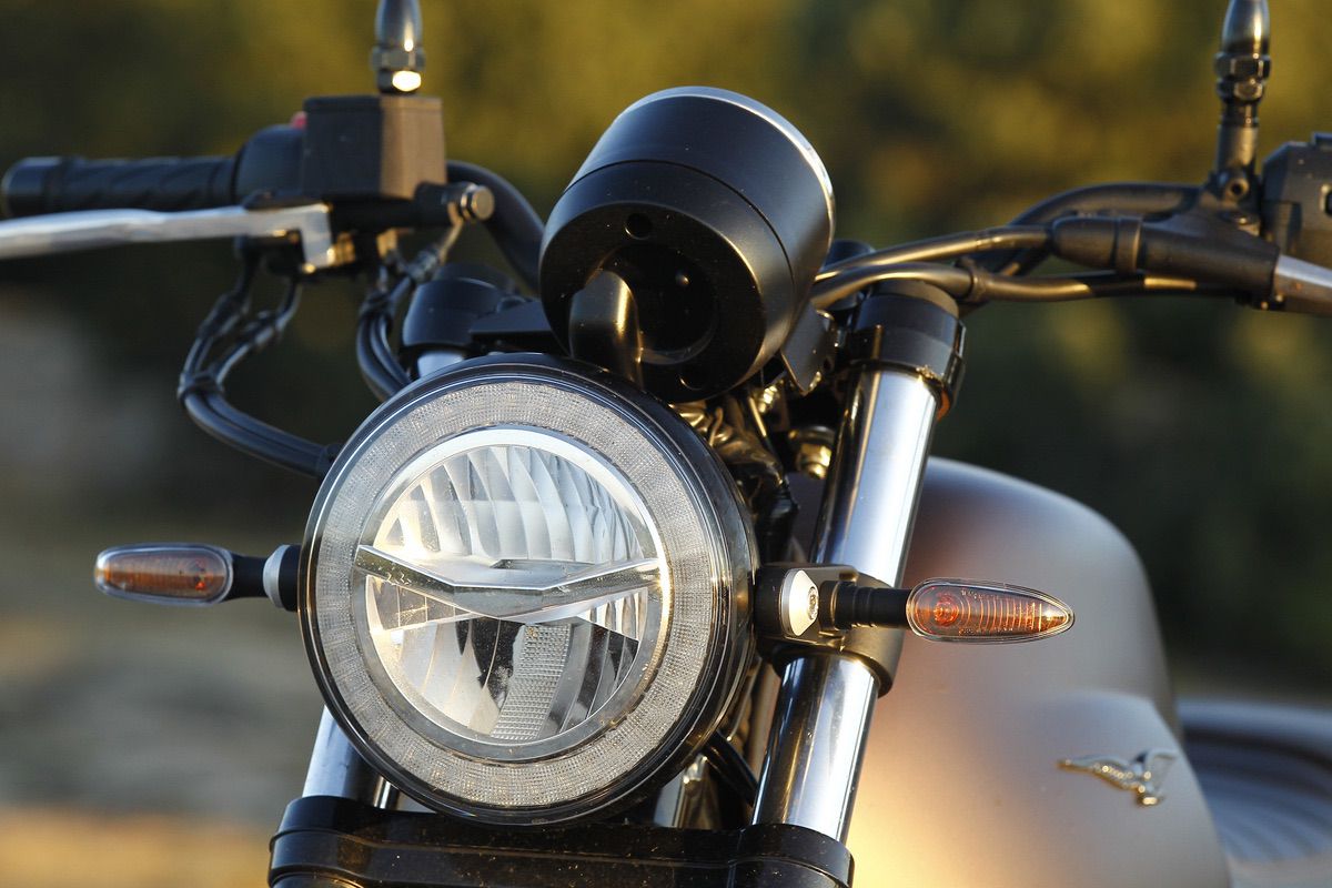 Moto Guzzi V7 Stone III Night Pack: El sentido de la vida