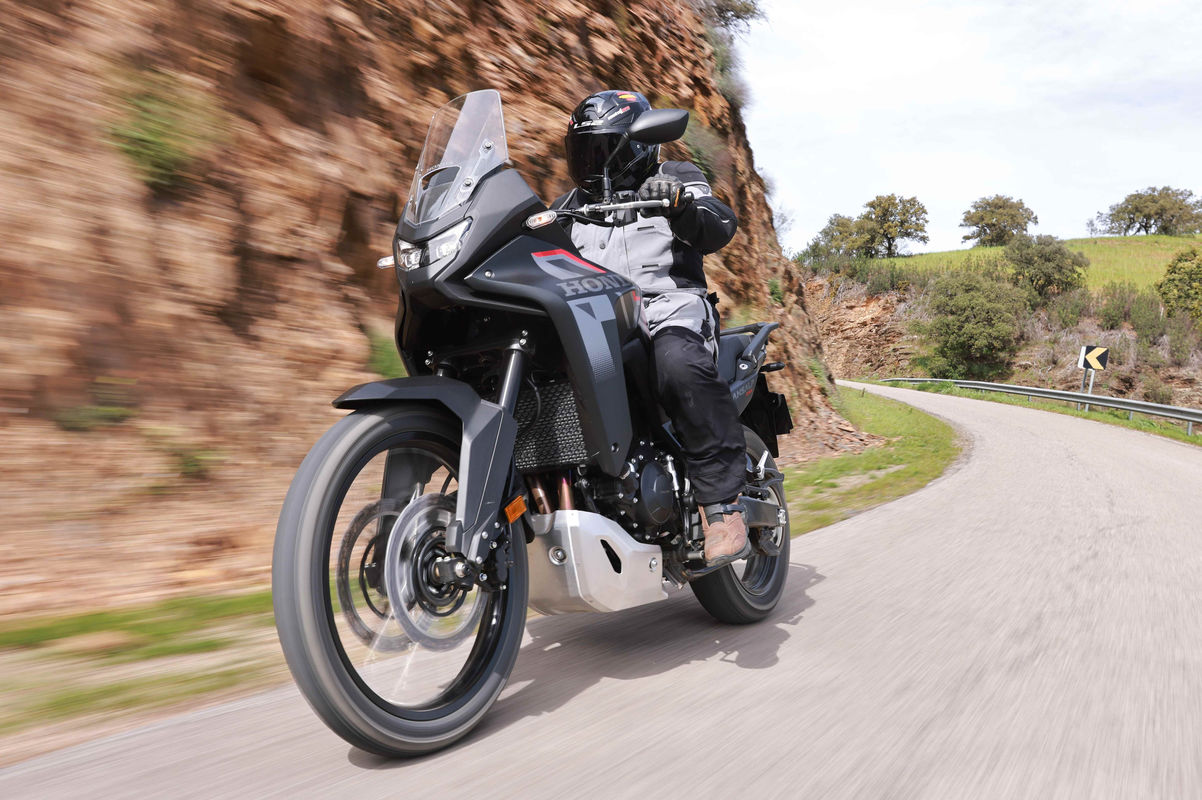 Probamos las nuevas Honda Hornet 750 y Transalp 750 2026 ¡con e-Clutch!