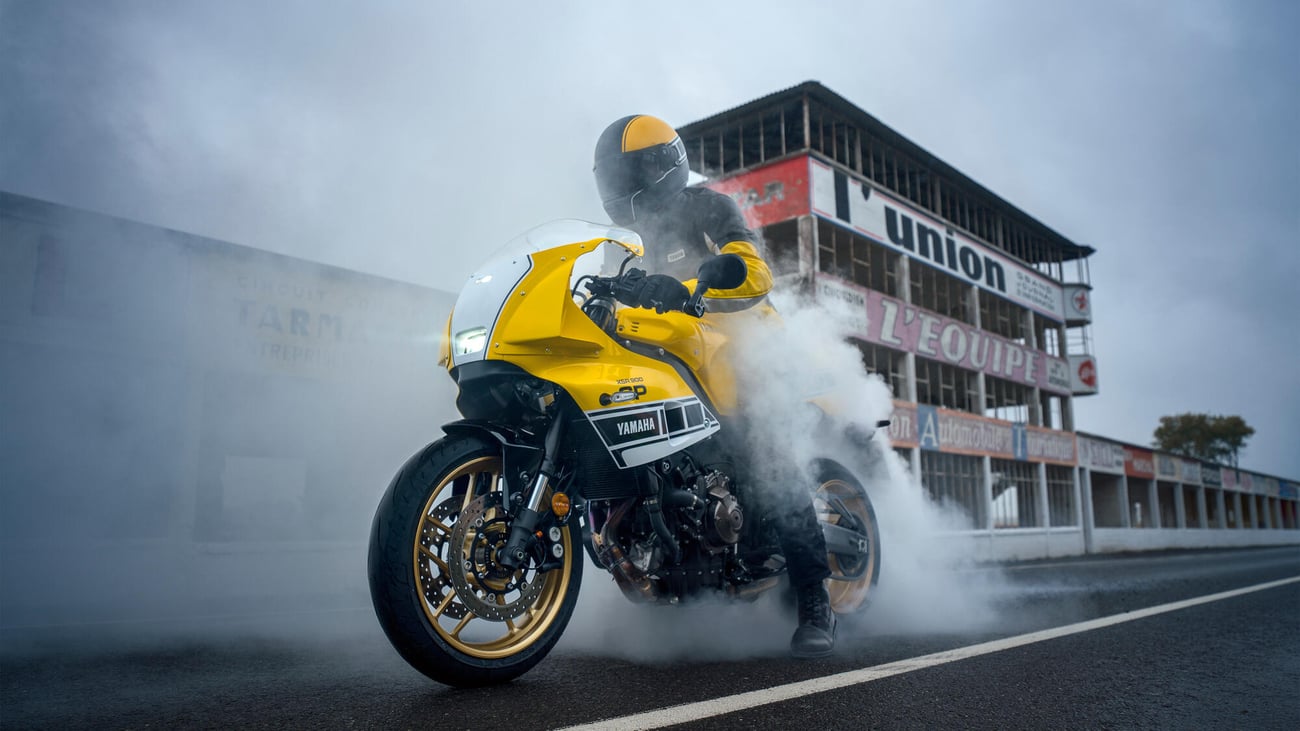 Yamaha XSR900 GP Legend Yellow 2026: Kenny Roberts réplica Yamaha XSR900 GP Legend Yellow 2026: Kenny Roberts réplica
