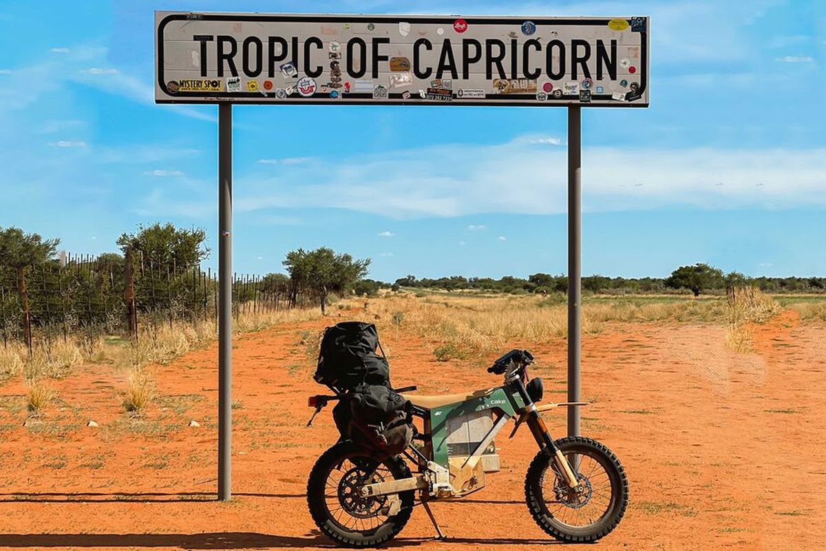 Una mujer cruza África en una moto eléctrica