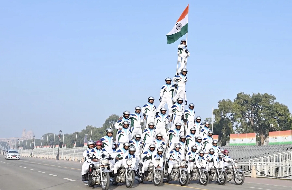 Pirámide de 40 hombres en siete motos: ¡Récord Guinness! Pirámide de 40 hombres en siete motos: ¡Récord Guinness!
