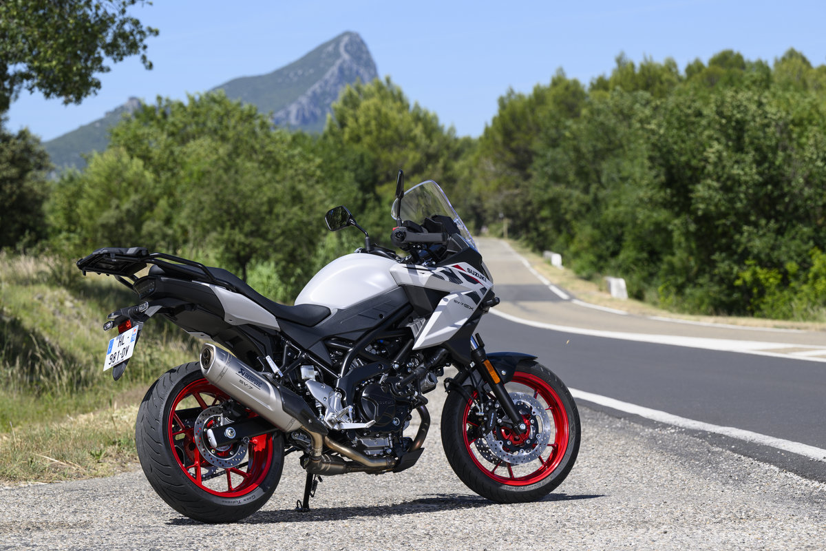 Prueba Suzuki SV-7 GX: crossover A2 con motor V2 icónico y precio ajustado