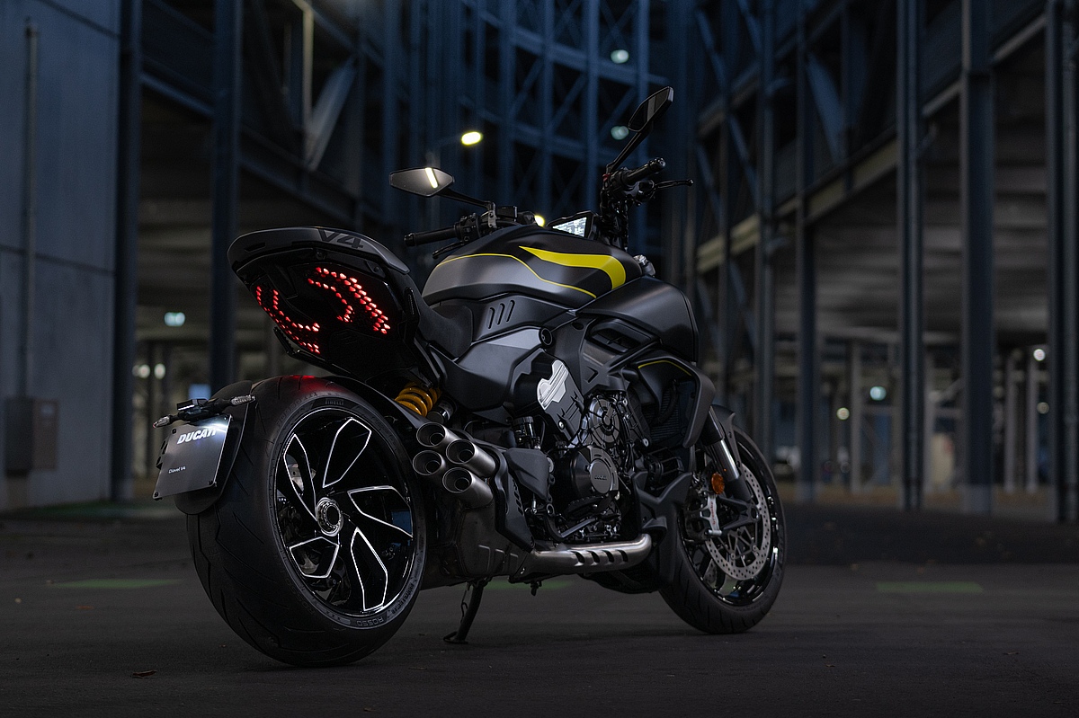 Nueva Ducati Diavel V4 2025: con decoración Black Roadster