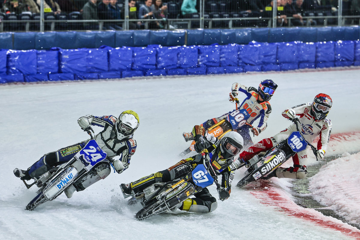 Ice Speedway Gladiators: hielo, clavos y ¡90 grados de inclinación!