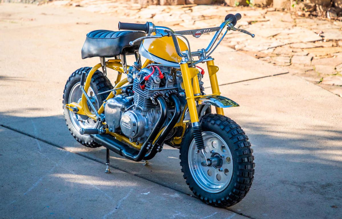 Una Honda Monkey con motor 350 cc de cuatro cilindros