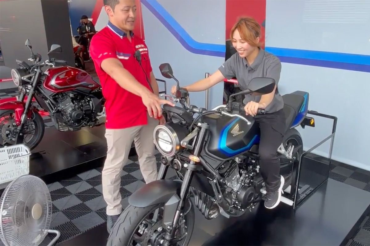 Presentada la Honda CB400 Super Four: A2, 4 cilindros, E-Clutch y ¡5000 euros! Presentada la Honda CB400 Super Four: A2, 4 cilindros, E-Clutch y ¡5000 euros!