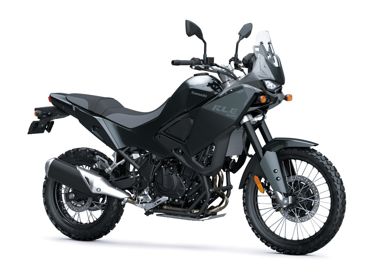 Kawasaki KLE500 2026: icónica trail para el A2 con un bicilíndrico de 45 CV