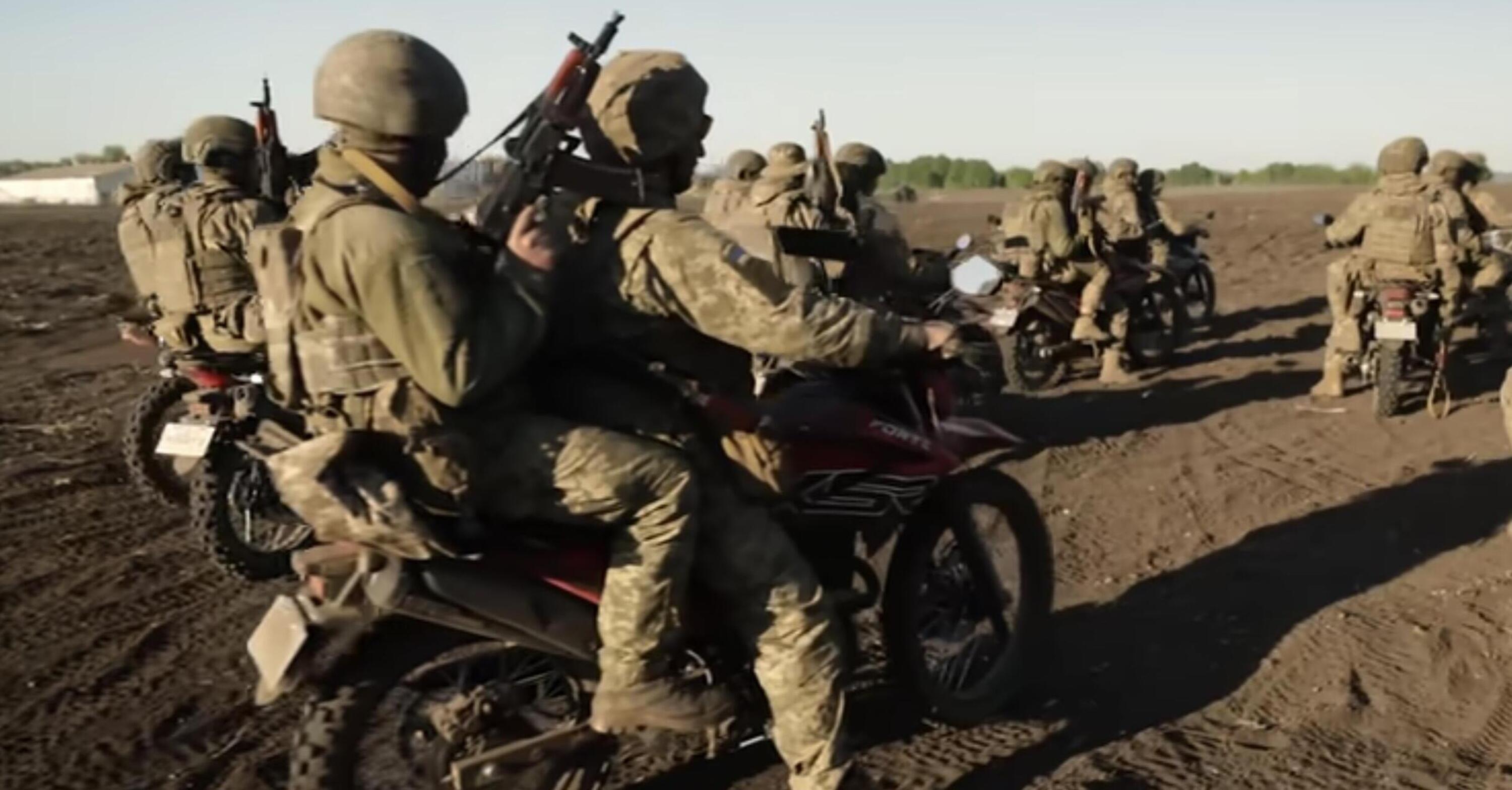Las motos del ejército ucraniano en la guerra contra la Rusia de Putin