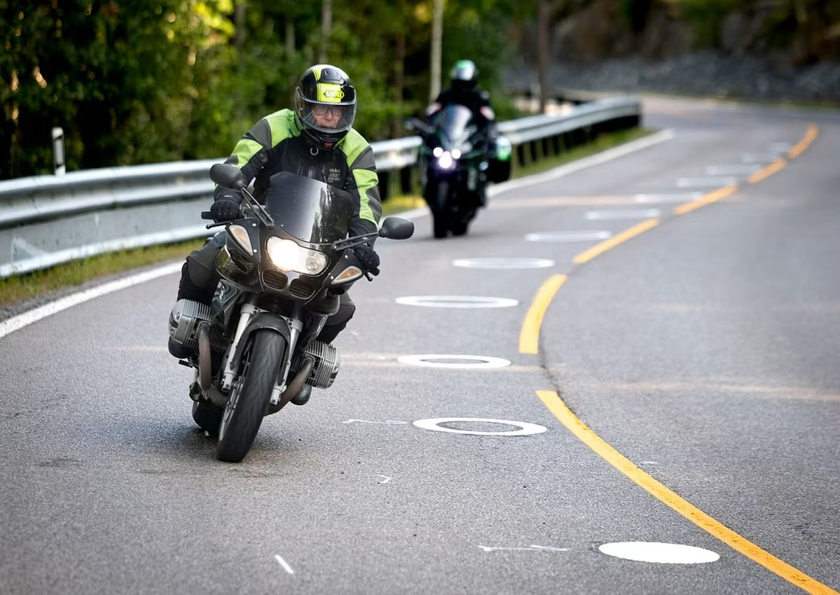 Más marcas en el asfalto para unas trazadas más seguras en moto